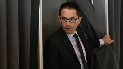 Benoît Hamon vote au premier tour de l'élection présidentielle, le 23 avril 2017 à Trappes (Yvelines). (PHILIPPE LOPEZ / AFP)