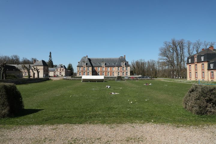 Des étudiants profitent du soleil sur le site d'AgroParisTech, à Thiverval-Grignon (Yvelines), le 30 mars 2021. (THOMAS BAIETTO / FRANCEINFO)