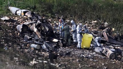 Des enquêteurs&nbsp;de l'armée israélienne sur&nbsp;le lieu du crash de l'avion de chasse, le 10 février 2018, dans le nord d'Israël.&nbsp; (RONEN ZVULUN / AFP)