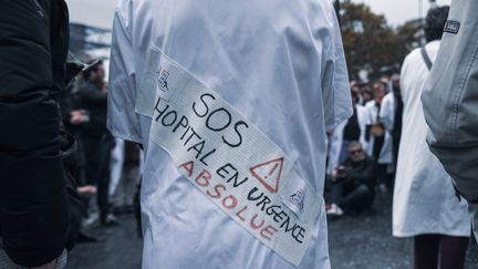 Une soignante manifeste à Paris contre le manque de moyens à l'hôpital, le 29 octobre 2019. (JEROME LEBLOIS / HANS LUCAS)