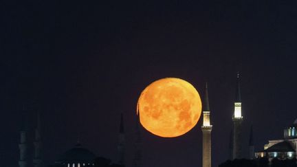 Super Lune du cerf : un spectacle fascinant admiré par nombreux Français