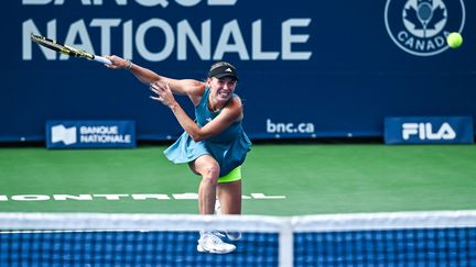 Caroline Wozniacki lors de sa défaite contre la numéro 10 mondiale Marketa Vondrousova au deuxième tour du tournoi de Montréal, en août 2023. (MINAS PANAGIOTAKIS / AFP)