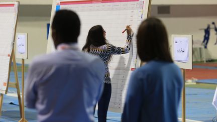 Une&nbsp;Tunisienne&nbsp;compte les votes après les élections municipales à Tunis (Tunisie), le 7 mai 2018. (YASSINE GAIDI / ANADOLU AGENCY / AFP)