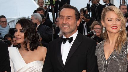 Leila Beckhti, aux côtés de Gilles Lellouche et de Virginie Efira, pour la&nbsp; montée&nbsp;des marches du palais des Festivals de Cannes (Alpes-Maritimes), le 13 mai 2018. (VILLARD / NIVIERE / SIPA)