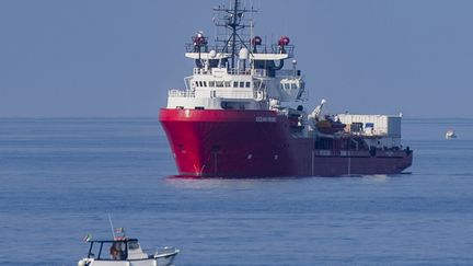 "L'Ocean Viking", navire humanitaire de l'association SOS Méditerranée, au large des côtes de l'île de Lampedusa (Italie) en Méditerranée, le 15 septembre 2019.&nbsp; (ALESSANDRO SERRANO / AFP)