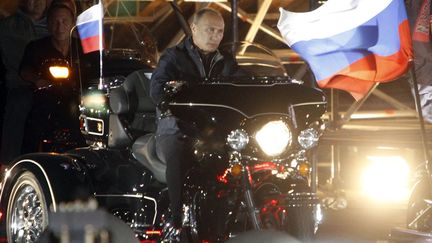 Poutine, le biker. (SERGEI KARPUKHIN / REUTERS)