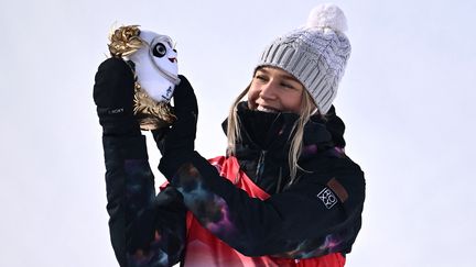 L'Estonienne Kelly Sildaru a remporté la médaille de bronze sur l'épreuve de slopestyle olympique à Zhangjiakou, le 15 février 2022. (MARCO BERTORELLO / AFP)