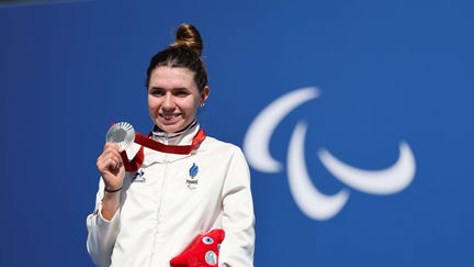 Heïdi Gaugain avec sa médaille d'argent sur le podium de la course en ligne C4-5 aux Jeux paralympiques de Paris, le 6 septembre 2024 à Clichy-sous-Bois. (ALEX WHITEHEAD / SIPA)