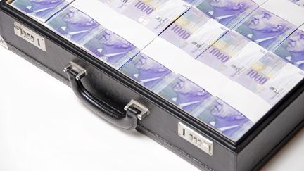 Une valise de billets en francs suisses, symbole du secret bancaire si bien gard&eacute; &agrave; Gen&egrave;ve, mais aussi &agrave; Hong Kong ou Singapour (MICHAELA BEGSTEIGER / IMAGEBROKER RF)