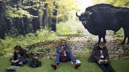 Des participants à la COP23 devant un poster, le 16 novembre 2017 à Bonn (Allemagne). (OLIVER BERG/AP/SIPA / AP)