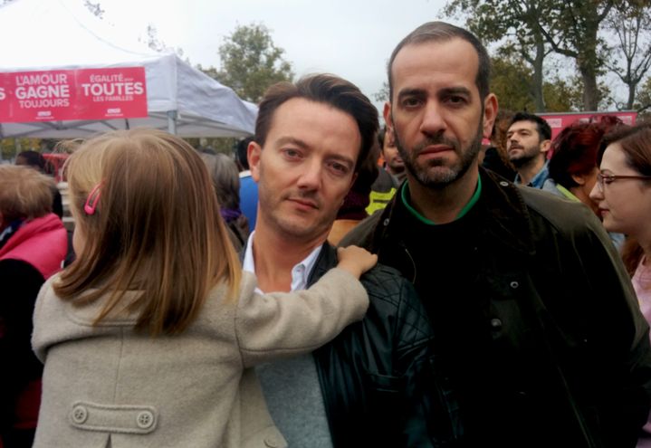 Alban et St&eacute;phane avec leur fille Bianca, &agrave; Paris, le 5 octobre 2014. (MATHIEU DEHLINGER / FRANCETV INFO)