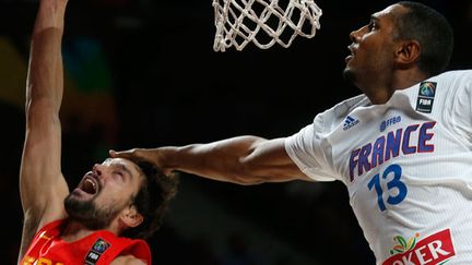 &nbsp; (L'espagnol Sergio Llull et le français Boris Diaw lors des quart de finale des mondiaux de basket à Madrid en septembre 2014 © REUTERS/Juan Medina)