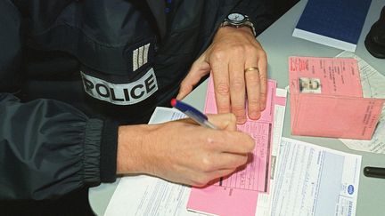 Le nouveau permis de conduire &agrave; puce devrait permettre de r&eacute;gler ses amendes par internet. (FREDERICK FLORIN/AFP)