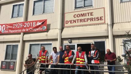 Les représentants du personnel de Chapelle Darblay ont pris la parole devant une centaine de salariés, mardi 10 septembre. (ANNE BERTRAND / RADIO FRANCE)