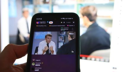 Interview d'Emmanuel Macron sur les chaînes Youtube et TikTok d'HugoDécrypte. (PIERRE TEYSSOT / MAXPPP)