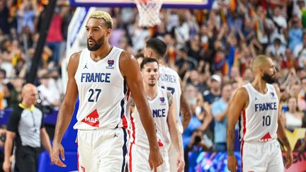 L'équipe de France (Rudy Gobert, Thomas Heurtel, Vincent Poirier de dos et Evan Fournier, de gauche à droite) après sa défaite lors du premier match de l'Eurobasket, le 1er septembre à Cologne contre l'Allemagne (EIBNER PRESSEPHOTO / PICTURE ALLIANCE / DPPI via AFP)