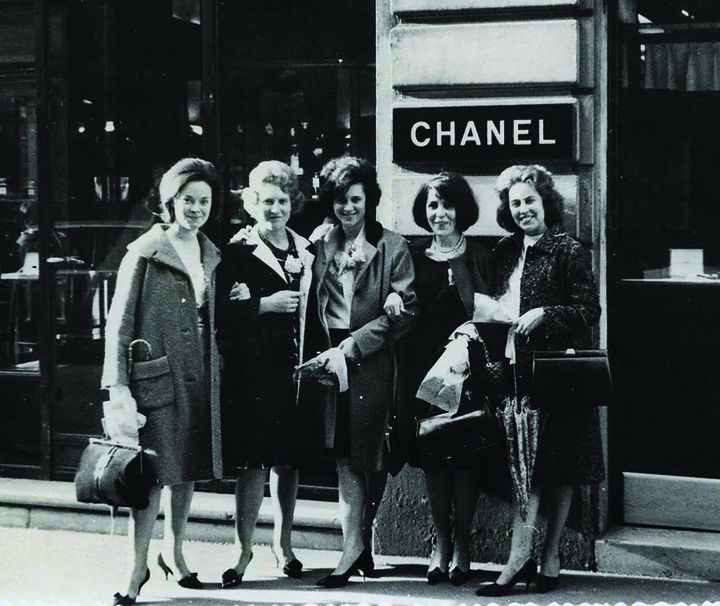 Jour de la Sainte-Catherine, novembre 1963, au 31 rue Cambon à Paris : Madeleine, Jackye, Colette Maciet, Alice, Hélène. (DR)