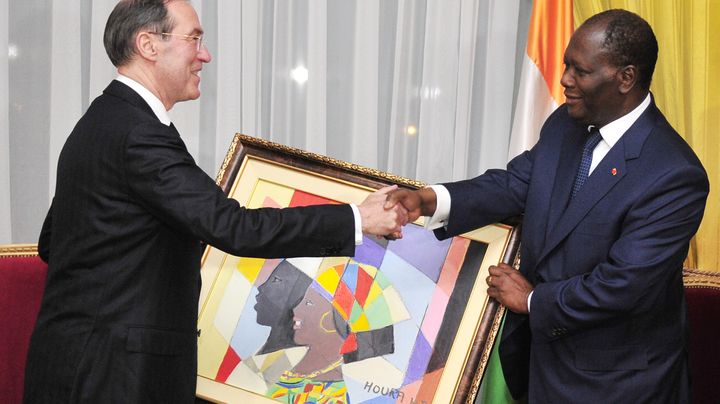 Claude Gu&eacute;ant et&nbsp;Alassane Ouattara, lors d'une visite officielle &agrave; Abidjan (C&ocirc;te d'Ivoire), le 6 novembre 2011, au cours de laquelle&nbsp;le pr&eacute;sident ivoirien offre au ministre un tableau. (SIA KAMBOU / AFP)