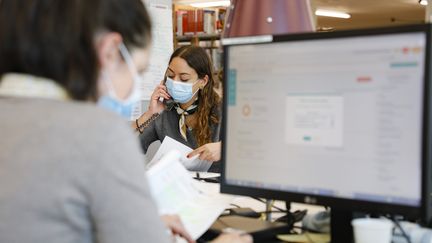 Des personnels de l'AP-HP travaillent sur la plateforme Covidom, qui permet de suivre à distance des patients présentant les symptômes du Covid-19. (GEOFFROY VAN DER HASSELT / AFP)