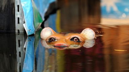 Une sculpture de tigre inond&eacute;e &agrave; Bangkok (Tha&iuml;lande), le 7 novembre 2011. (SAEED KHAN / AFP)