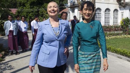 La secr&eacute;taire d'Etat am&eacute;ricaine, Hillary Clinton, et la figure de l'opposition birmane, Aung San Suu Kyi, dans sa maison de Rangoun (Birmanie), le 2 d&eacute;cembre 2011. (SAUL LOEB / REUTERS)