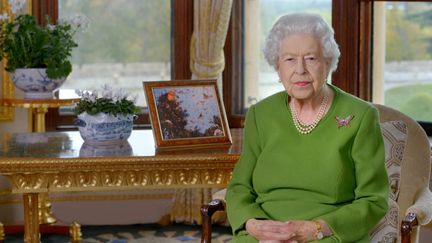 Une image non datée du palais de Buckingham montre un extrait vidéo du message vidéo de la reine Elizabeth II, diffusé lors de la réception de bienvenue au sommet des Nations unies sur le climat COP26 à Glasgow (Ecosse, Royaume-Uni), le 1er novembre 2021. (HANDOUT / BUCKINGHAM PALACE / AFP)