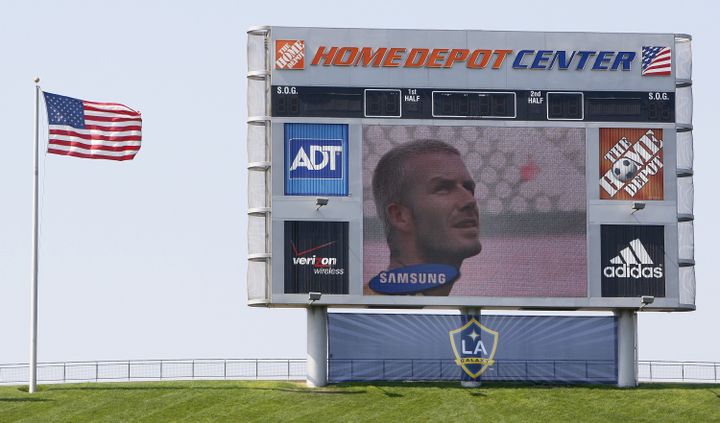 Le Home Depot Center, le centre d'entra&icirc;nement des Los Angeles Galaxy, le 16 juillet 2007. On voit le footballeur anglais David Beckham sur l'&eacute;cran g&eacute;ant. (TOBY MELVILLE / REUTERS)