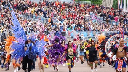 Des artistes défilent pour le jubilé de platine de la reine d'Angleterre, le 5 juin 2022 à Londres (Royaume-Uni). (HANNAH MCKAY / AFP)