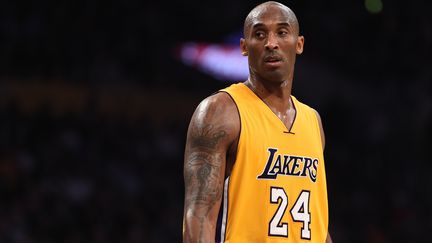 Kobe Bryant lors d'un match entre les Los Angeles Lakers et les Toronto Raptors, à Los Angeles (Etats-Unis), le 21 novembre 2015. (ROBYN BECK / AFP)