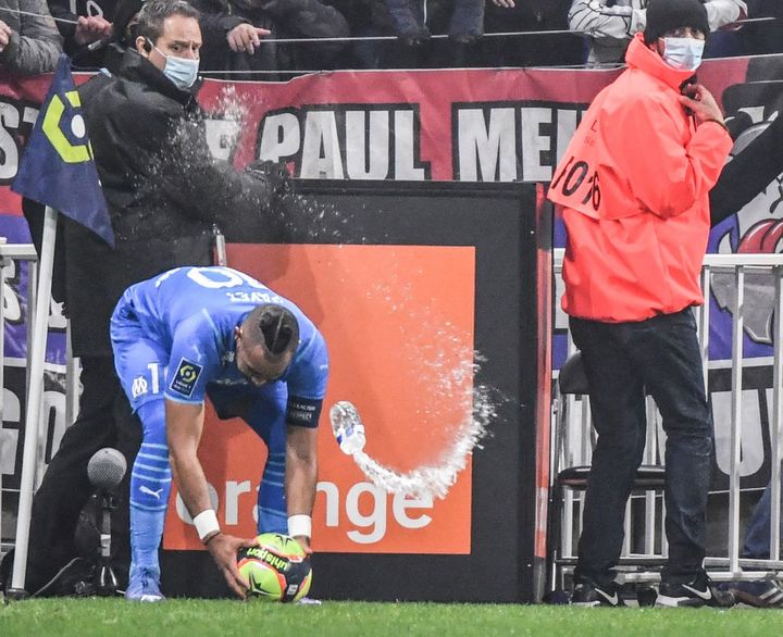 Dimitri Payet reçoit une bouteille d'eau&nbsp;lors du match opposant&nbsp;l'OM à l'OL, à&nbsp;Décines-Charpieu (Rhones) le 21 novembre 2021. (PHILIPPE DESMAZES / AFP)