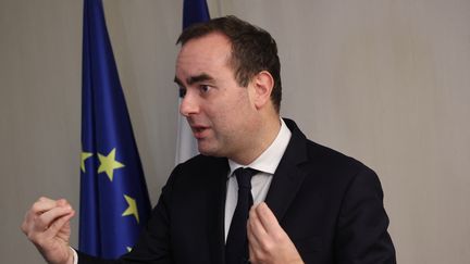 Le ministre des Armées, Sébastien Lecornu, donne une conférence de presse à l'aéroport israélien Ben Gurion le 22 janvier 2024. (GIL COHEN-MAGEN / AFP)