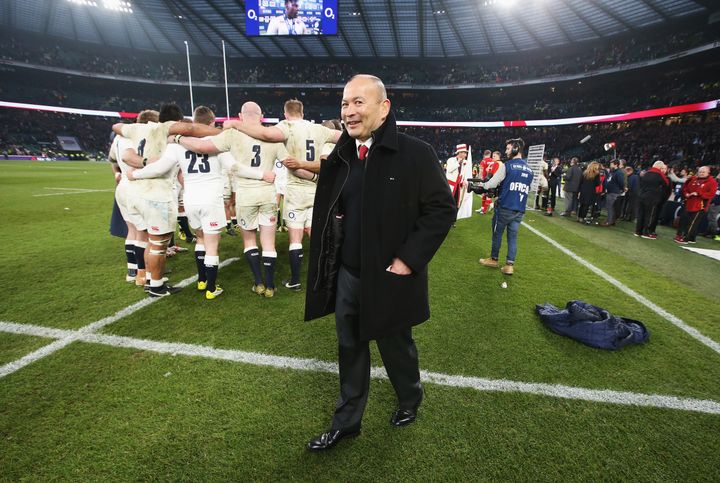 Le sélectionneur anglais Eddie Jones, devant ses joueurs, après un succès anglais face au Pays de Galles, le 12 mars 2016 à Twickenham. (DAVID ROGERS - RFU / THE RFU COLLECTION / GETTY IMAGES)