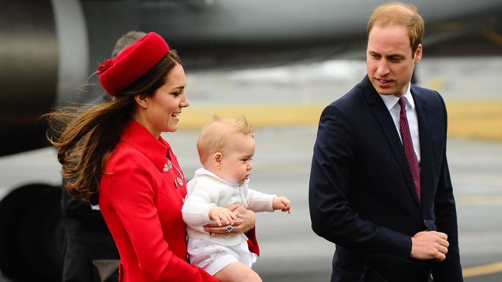 Le prince George dans les bras de sa m&egrave;re, Kate, et aupr&egrave;s de son p&egrave;re William, &agrave; Wellington (Nouvelle-Z&eacute;lande) le 7 avril 2014. (MARK TANTRUM / AFP)