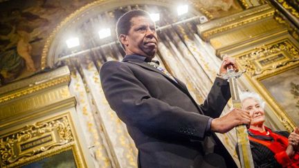 L'écrivain haïtien et québécois Dany Laferrière et son épée d'Immortel, le 26 mai 2015. Il fait son entrée officielle à l'Académie française le 28 mai 2015.  (CITIZENSIDE/AURÉLIEN MORISSARD)