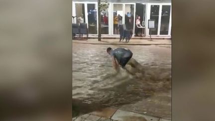 Des pluies diluviennes se sont abattues une nouvelle fois sur les Bouches-du-Rhône, mercredi 17 août.&nbsp;Les rues se sont transformées en torrents. (FRANCE 3)