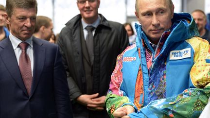 La tenue des volontaires des Jeux olympiques, ici port&eacute;e par le pr&eacute;sident russe Vladimir Poutine le 4 janvier, est tout aussi color&eacute;e. (ALEXEY NIKOLSKY / RIA NOVOSTI)