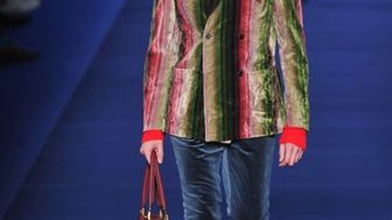 Souffle de chic bohémien chez Etro, dont les imprimés sortent d'un conte des mille et une nuits. Fourrure, soie, broderies, tartans, crêpe de chine et velours, déclinés dans des couleurs chaudes et motifs exubérants, donnent le tournis. Les chaussures sont décorées de motifs végétaux et on n'hésite pas à se parer de colliers, boucles d'oreilles et autres médaillons.
 (TIZIANA FABI /AFP)