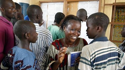 Résultats du baccalauréat au Lycée Classique de Bouaké, dans le nord de la Côte d'Ivoire. Photo prise en 2004. (GEORGES GOBET / AFP)