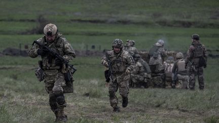 Des membres des forces armées ukrainiennes lors d'un entraînement au tir dans les zones proches de la ligne de front à Zaporijia, en Ukraine, le 20 avril 2023. (MUHAMMED ENES YILDIRIM / ANADOLU AGENCY / AFP)