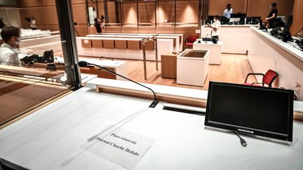 La salle d'audience au tribunal judiciaire de Paris, le 27 août 2020, où se déroulera le procès des attentats de janvier 2015. (STEPHANE DE SAKUTIN / AFP)