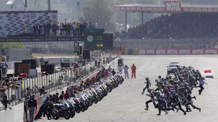 Les coureurs s'&eacute;lancent pour le d&eacute;part des 24 heures du Mans (Sarthe) &agrave; moto, le 21 septembre 2013. (STEPHANE MAHE / REUTERS)