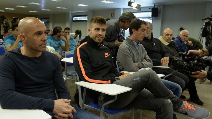 Gerard Piqu&eacute; &eacute;tait au premier rang de cette conf&eacute;rence de presse pour soutenir son co&eacute;quipier au FC Barcelone et en s&eacute;lection nationale.&nbsp; (LLUIS GENE / AFP)