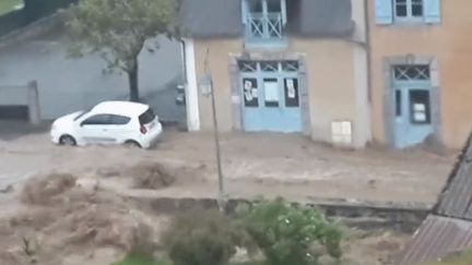 Un gros orage s'est abattu dans un village des Hautes-Pyrénées, provoquant des inondations, jeudi 23 mai dans la soirée. Les dégâts matériels sont nombreux. (FRANCE 3)