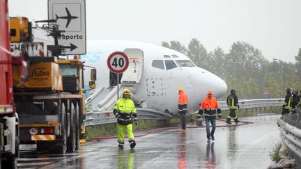 Un avion cargo rate son atterrissage à l'aéroport de Bergame