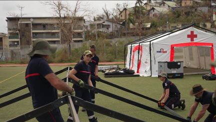 Des pompiers construisent l'hôpital de campagne (franceinfo)