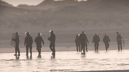 Le naufrage et la mort de 27 migrants dans la Manche ont suscité une vive émotion, la semaine dernière. Les deux survivants du naufrage ont décrit la détresse à bord, et mettent en cause la passivité des secours. (CAPTURE ECRAN FRANCE 2)