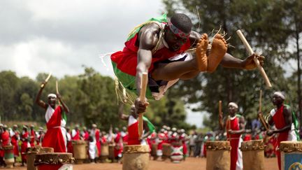 «La danse rituelle au tambour royal est un spectacle qui associe le son du battement des tambours, puissant et synchronisé, à des danses, de la poésie héroïque et des chants traditionnels. Toute la population du Burundi la reconnaît comme un élément fondamental de son patrimoine et de son identité», peut-on lire sur le site de l’Unesco. Celui-ci précise que «ce spectacle rituel est joué lors des fêtes nationales ou locales et pour accueillir les visiteurs de marque, et il est censé réveiller les esprits des ancêtres et chasser les esprits maléfiques». Sur la photo: scène de danse royale à Gijega, près de la capitale Bujumbura, le 22 avril 2016. (REUTERS - Evrard Ngendakumana)