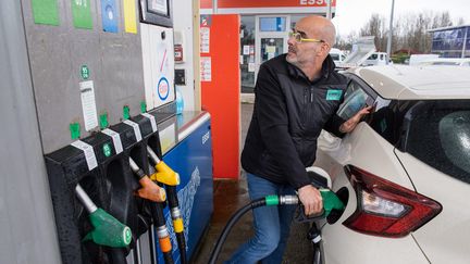 Un automobiliste fait le plein d'essence dans une station de Caen (Calvados), le 1er avril 2022. (MAXPPP)