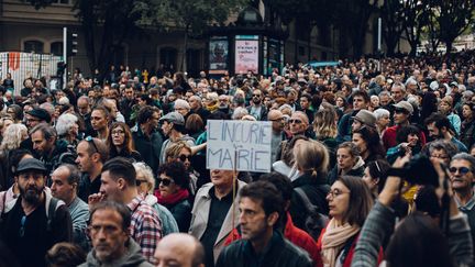 Des manifestants défilent à Marseille, le 10 novembre 2018, après l'effondrement meurtrier de plusieurs immeubles dans le quartier Noailles. (THEO GIACOMETTI / HANS LUCAS / AFP)