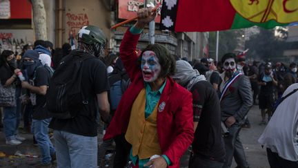 Un manifestant déguisé en "Joker" lors d'une manifestation contre le gouvernement à Santiago (Chili), le 1er novembre 2019. (JEREMIAS GONZALEZ / NURPHOTO)